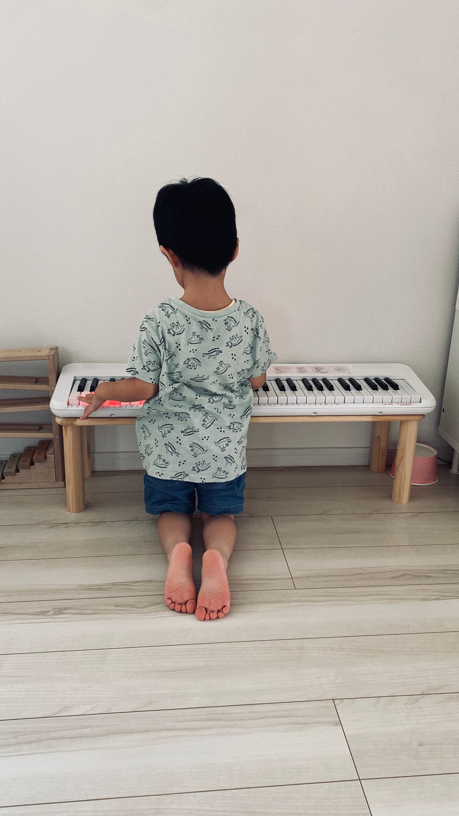 クラシック音楽に合わせてピアノを弾く子供の写真