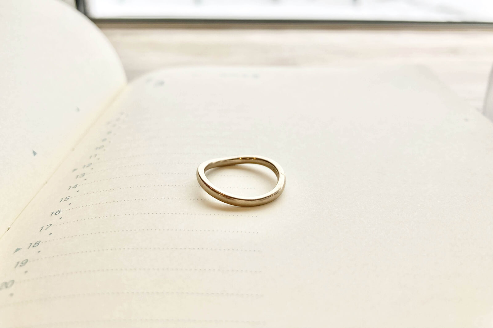 カーブした結婚指輪と1mmの変化
