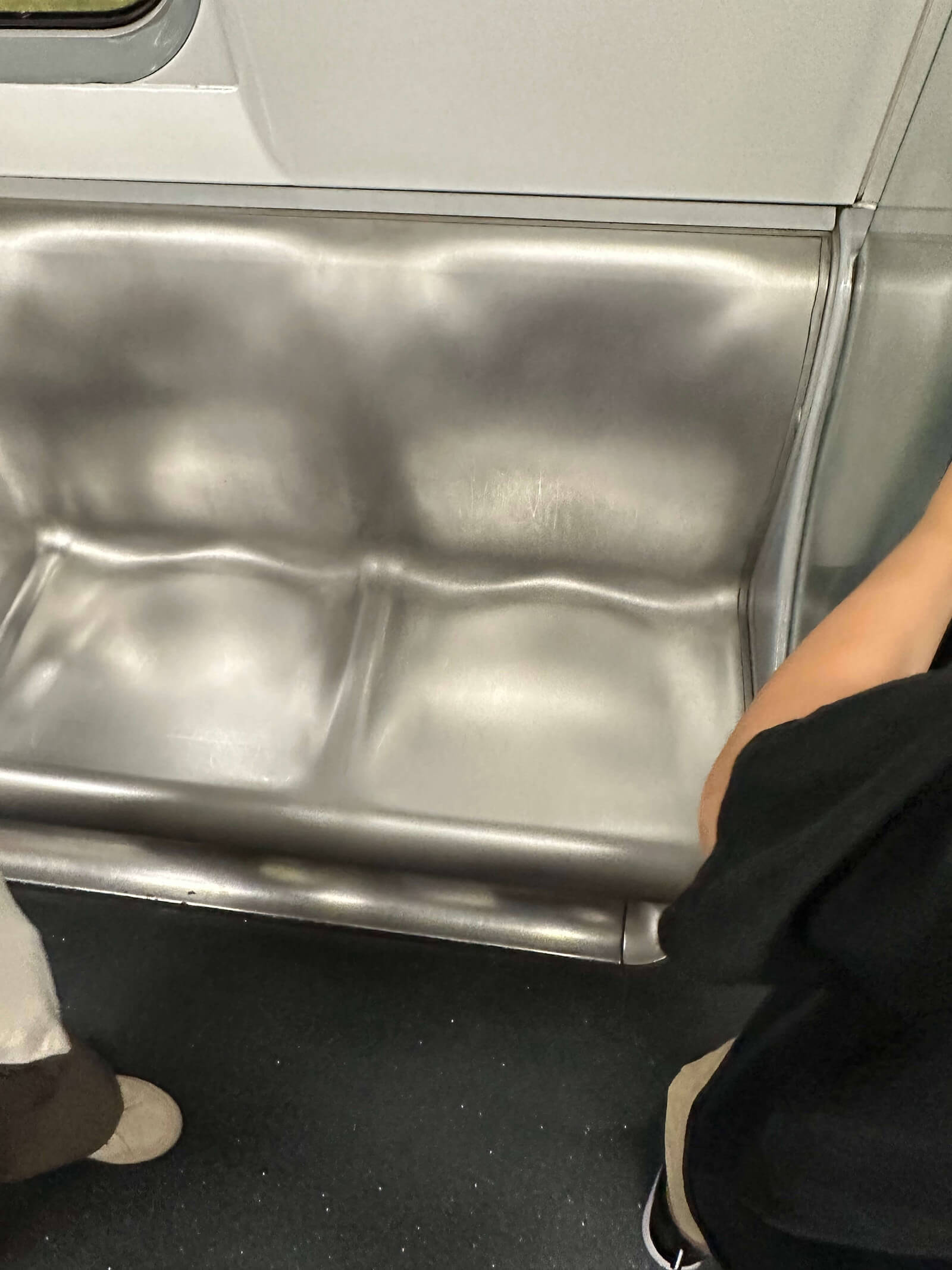 香港の電車のツルツルした椅子